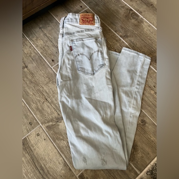 Levi's 721 High Rise Ripped Skinny Jeans - Picture 4 of 5